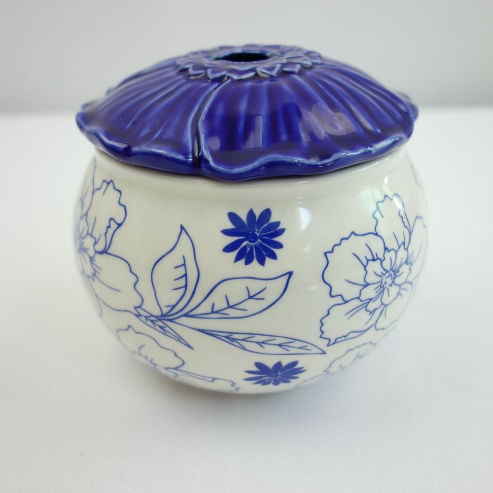 Grasslands‎ Road Ceramic Blue & White Cheese or Butter Bowl